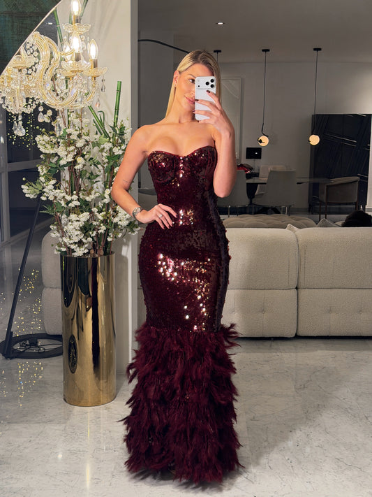 Vestido strapless vino con lentejuelas y plumas cb