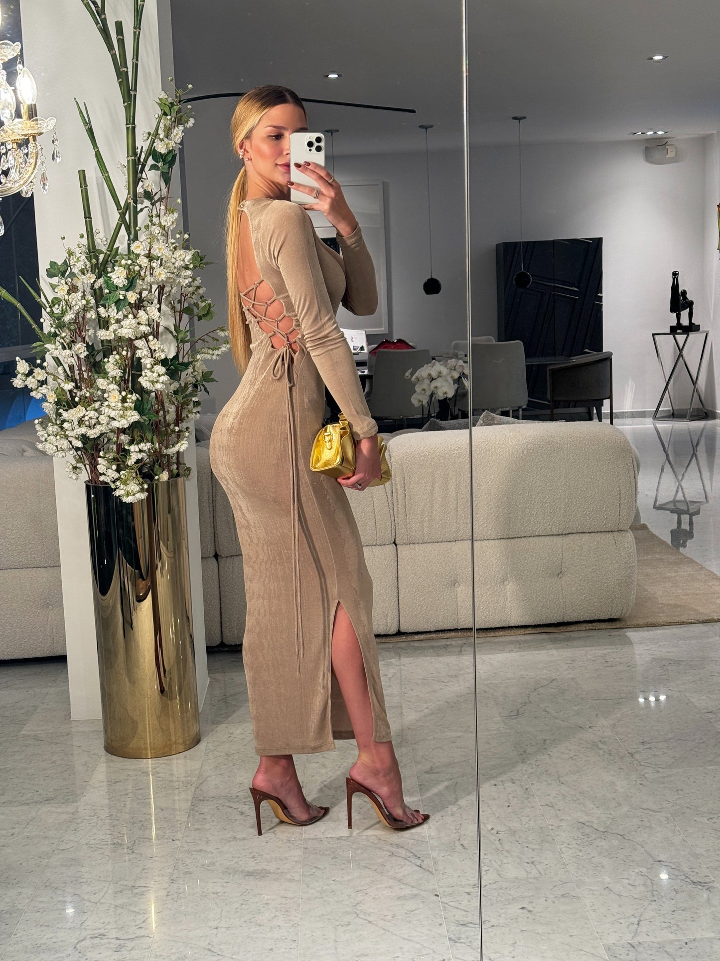 Vestido nude largo manga larga trenzas
