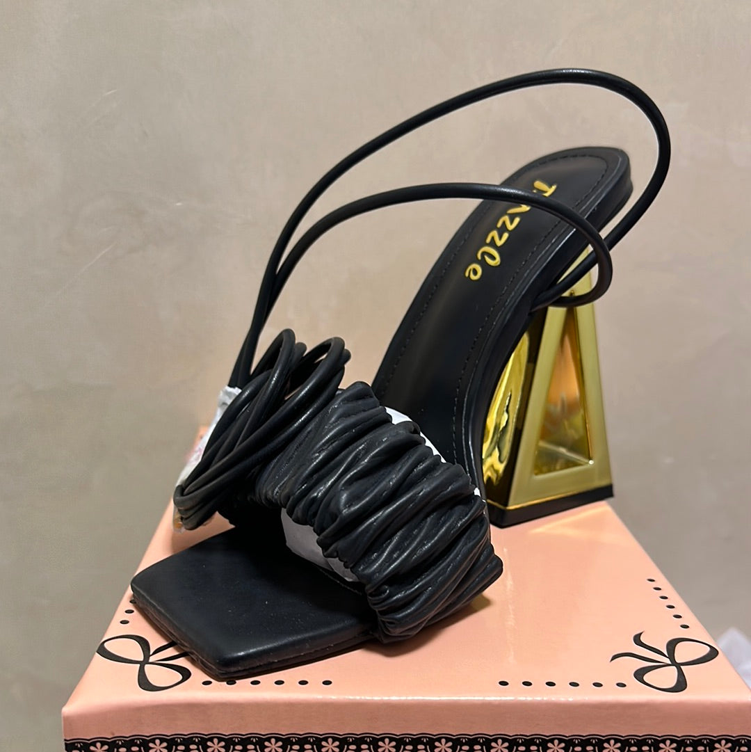 Tacones negro amarrado con tacón dorado
