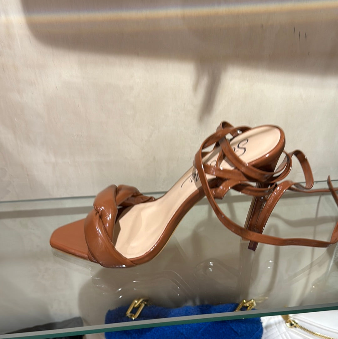 Tacones marrón amarrados
