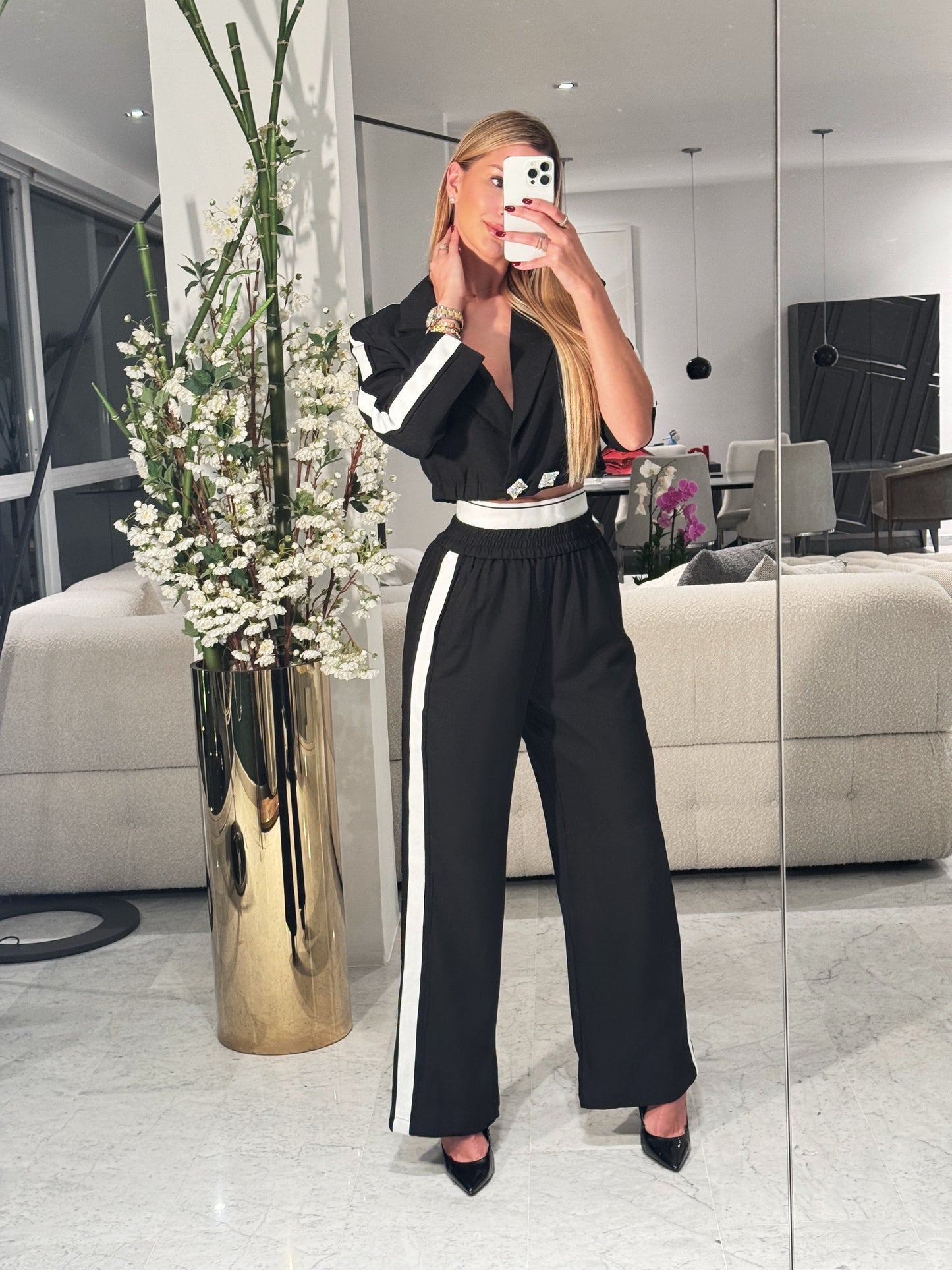 Set negro de rayas blancas con pretina