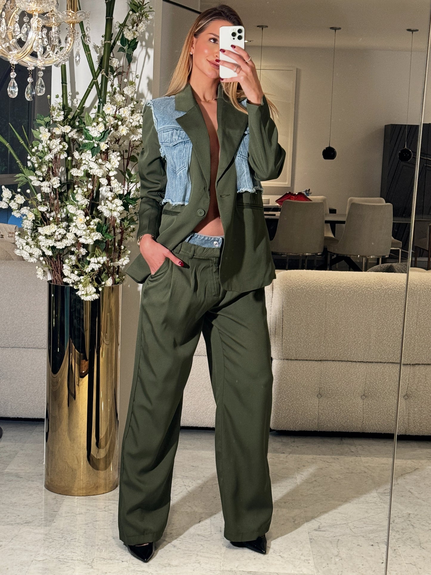 Set de blazer y pant verde con jeans