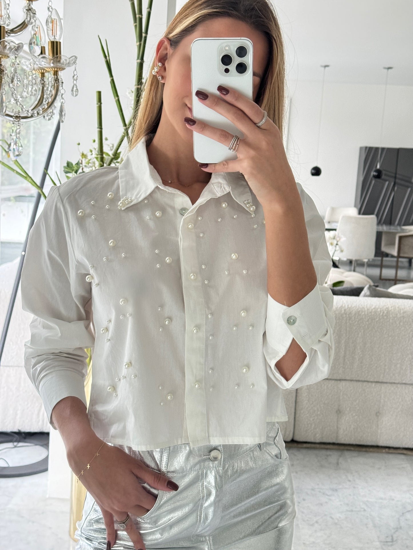 Camisa blanca con perlas