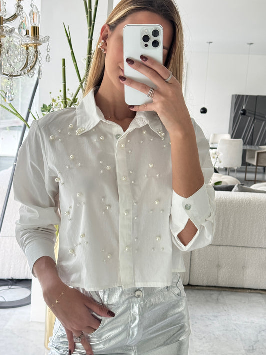 Camisa blanca con perlas