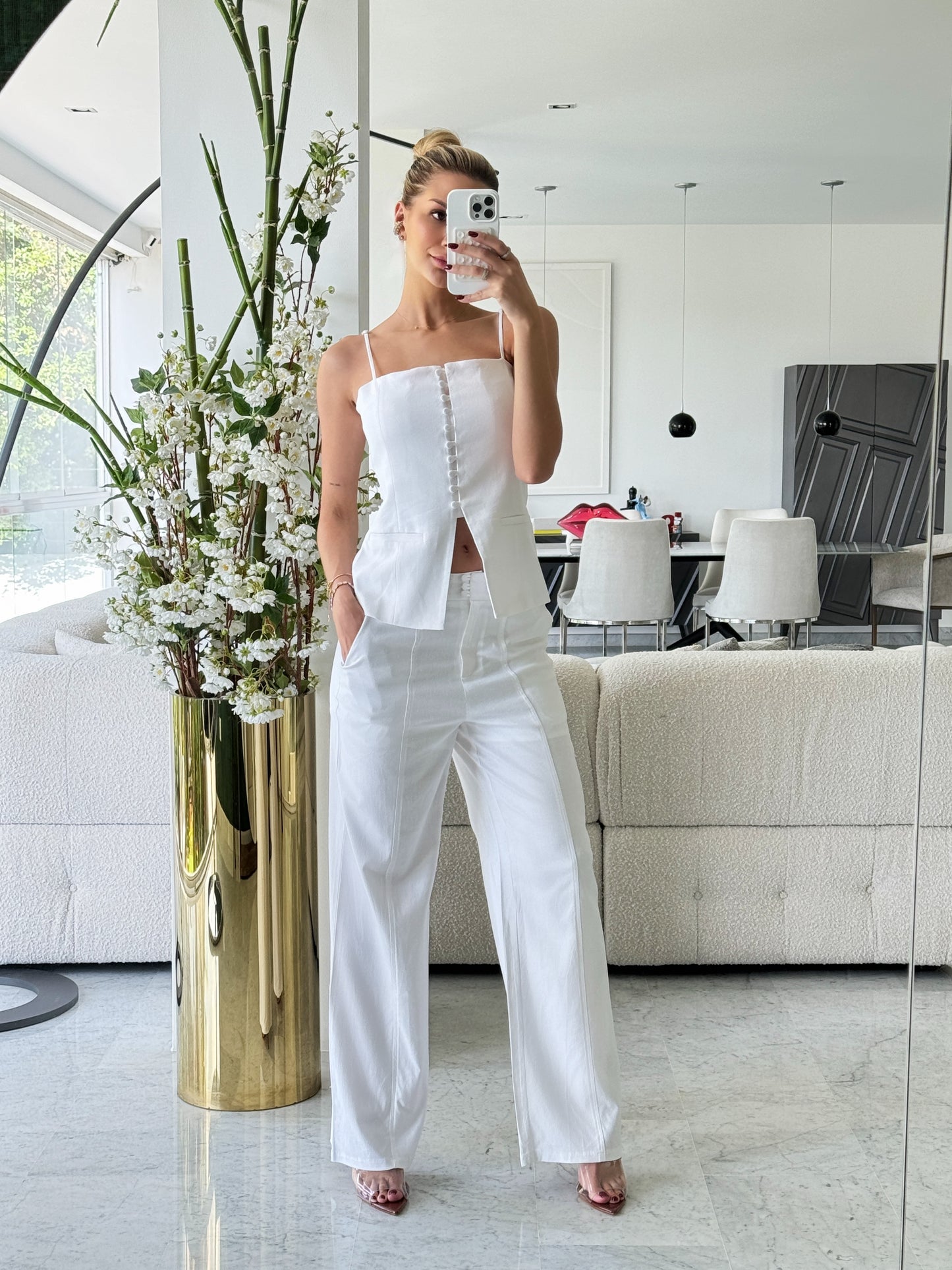 Set de top con botones y pantalón de lino blanco
