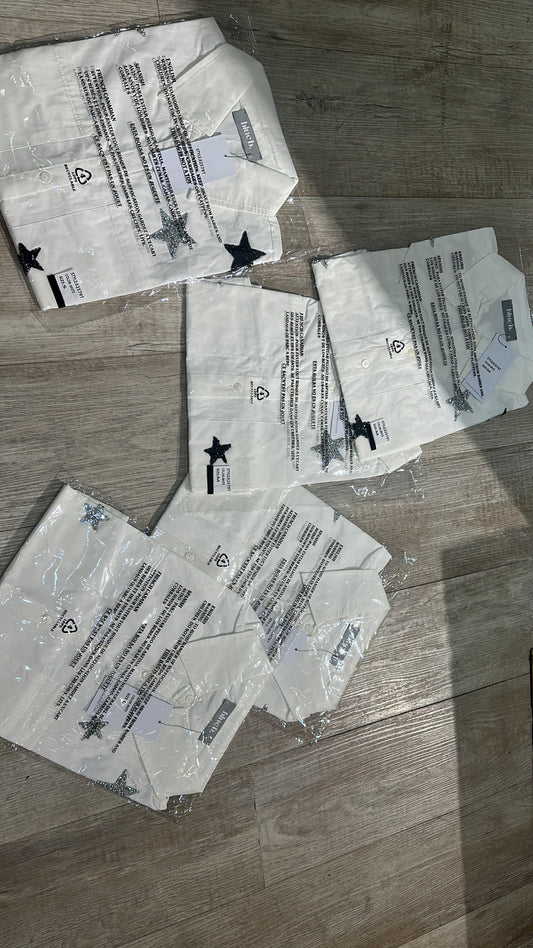 Camisa blanca de estrellas