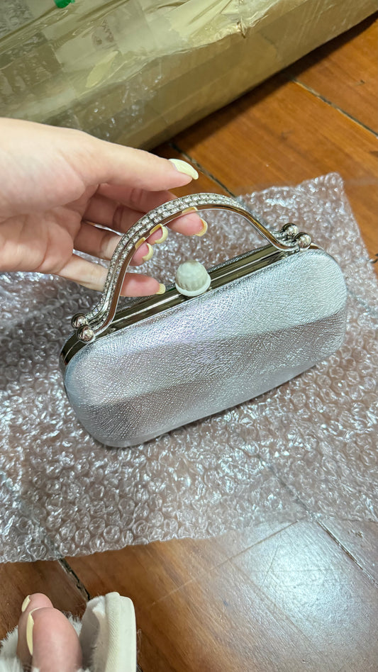 Cartera clutch plateada cb