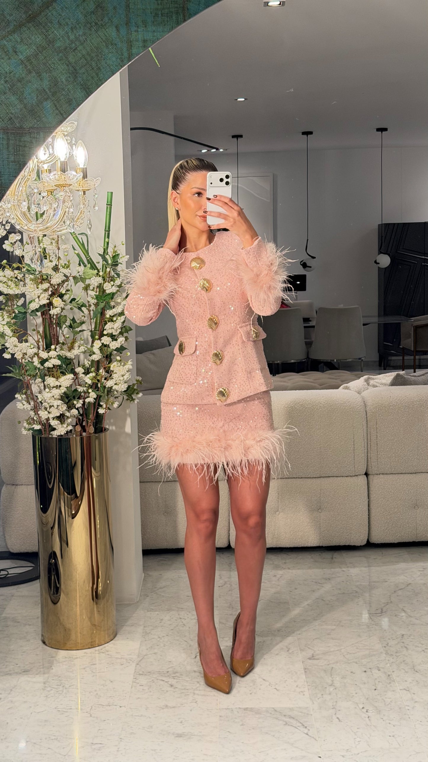 Set de blazer y falda con plumas rosado