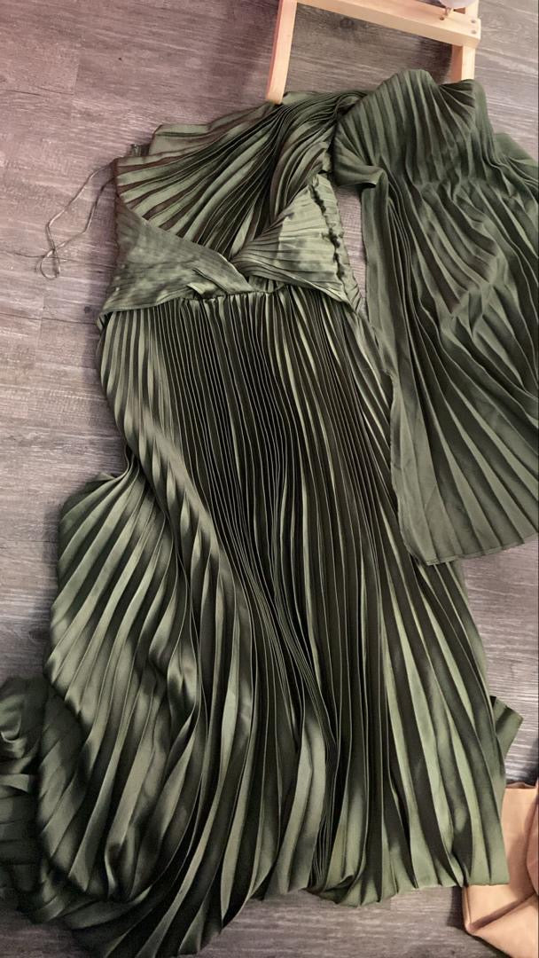 Vestido verde de una manga plisado cb $
