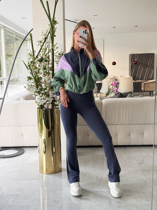 Set de leggins y chaqueta morado, verde y azul.