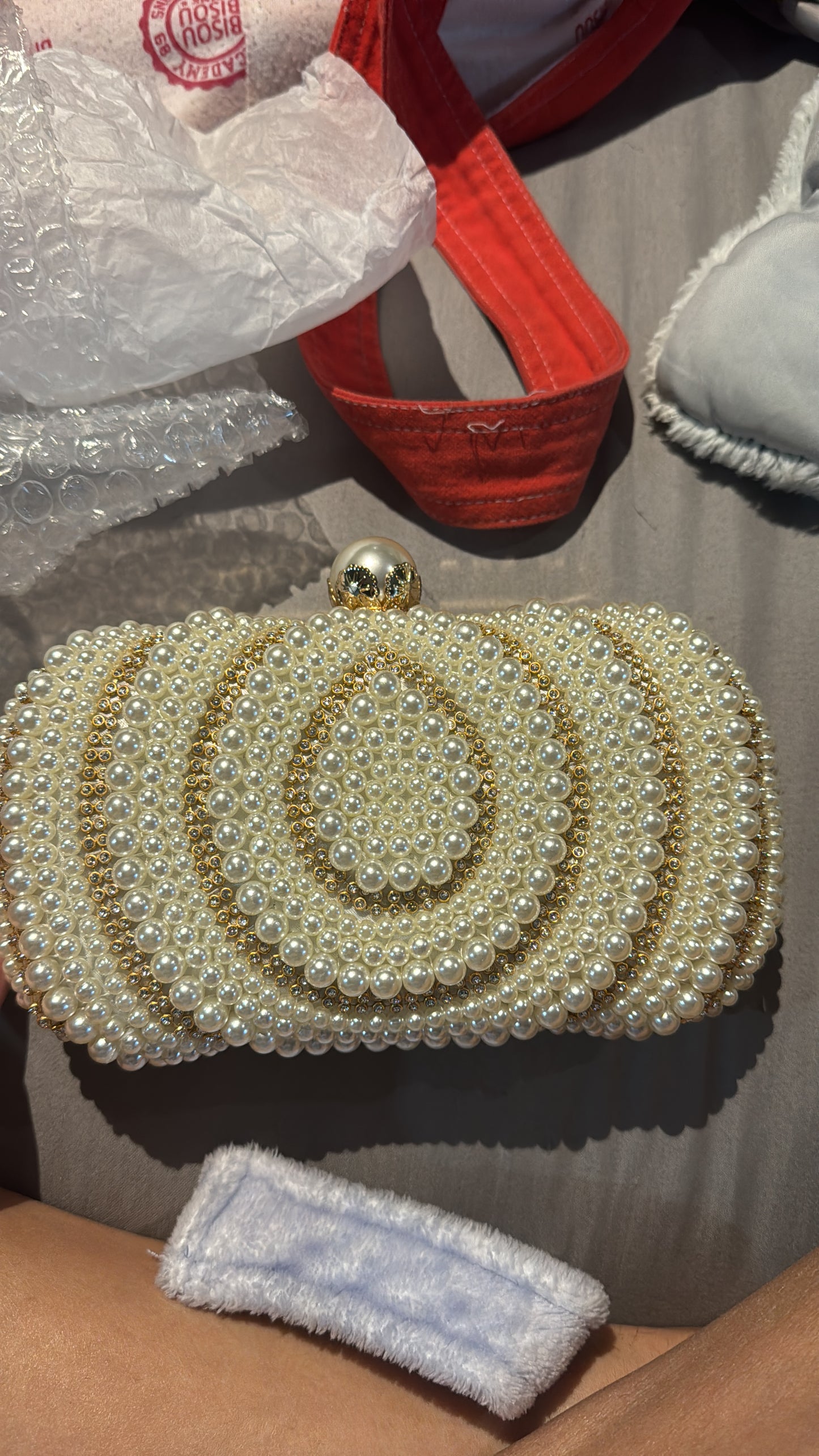 Cartera de perlas con dorado