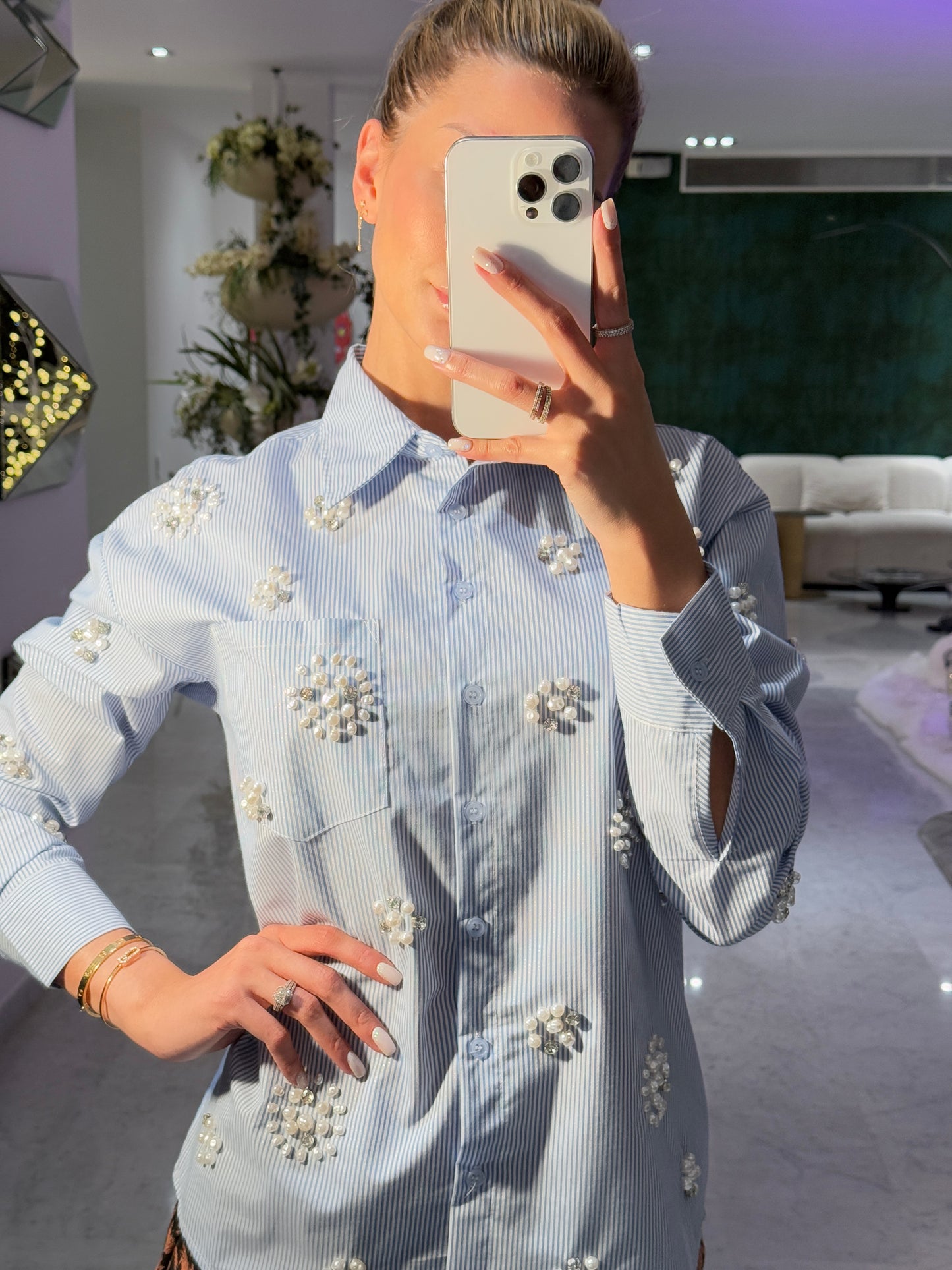 Camisa azul con perlas muy muy