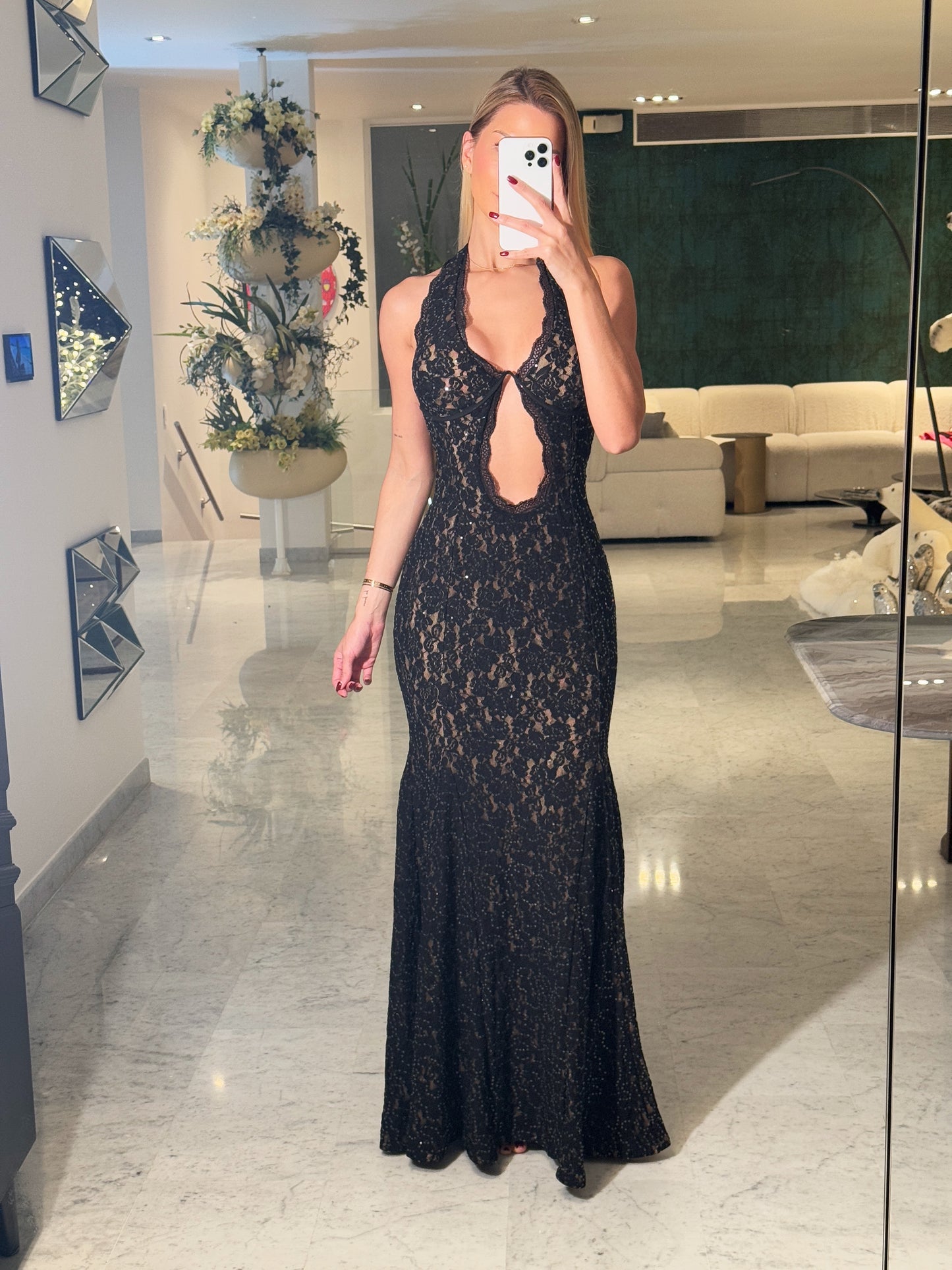 Vestido negro con nude blithe