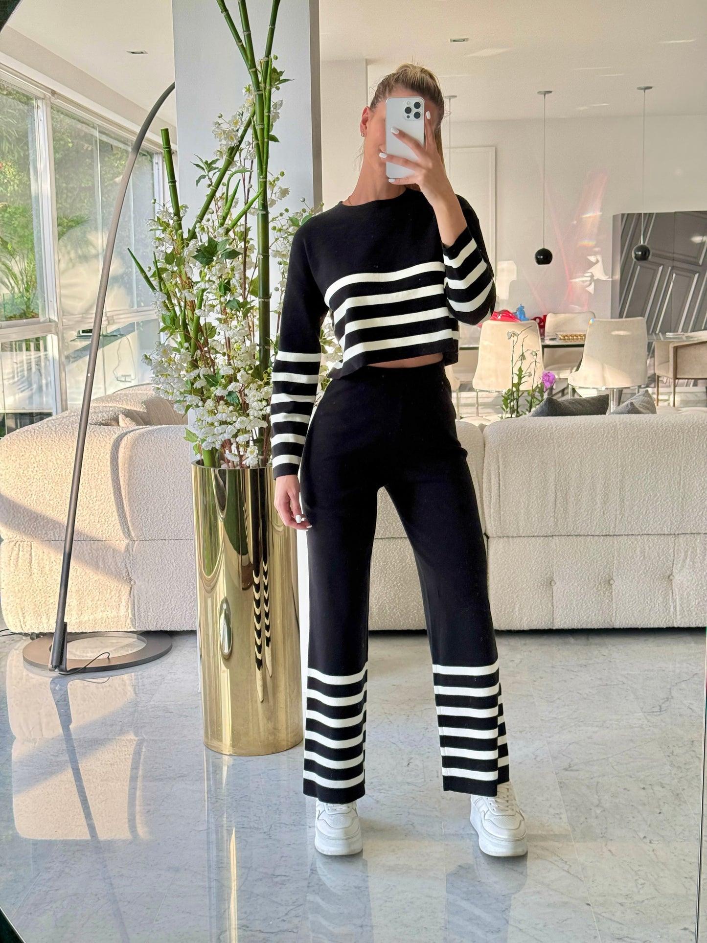Set de sweater y Pant negro con rayas blancas hersy