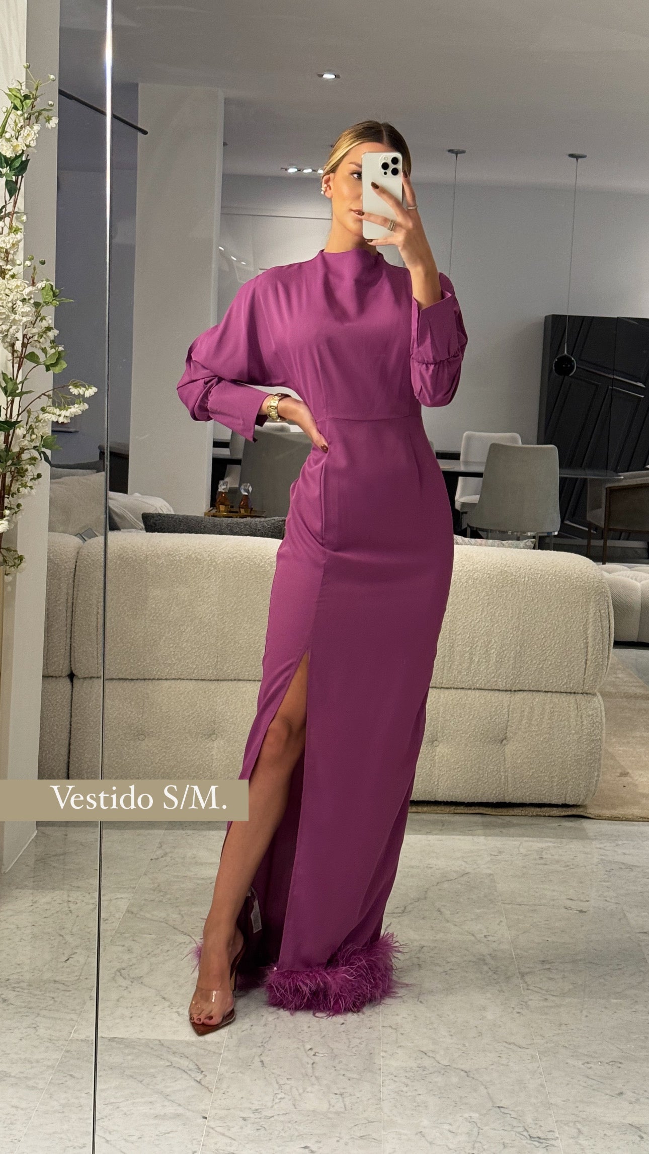 Vestido morado con plumas