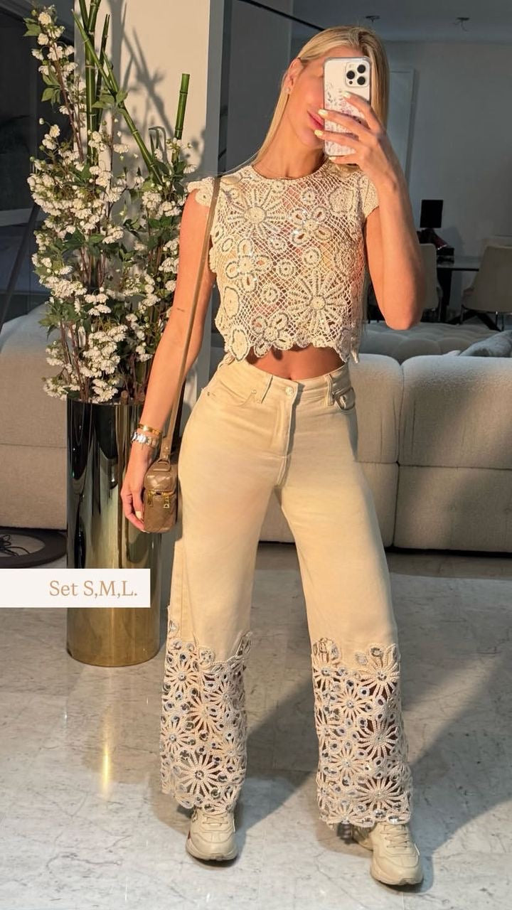 Set de pantalón y top beige con lentejuelas LC.