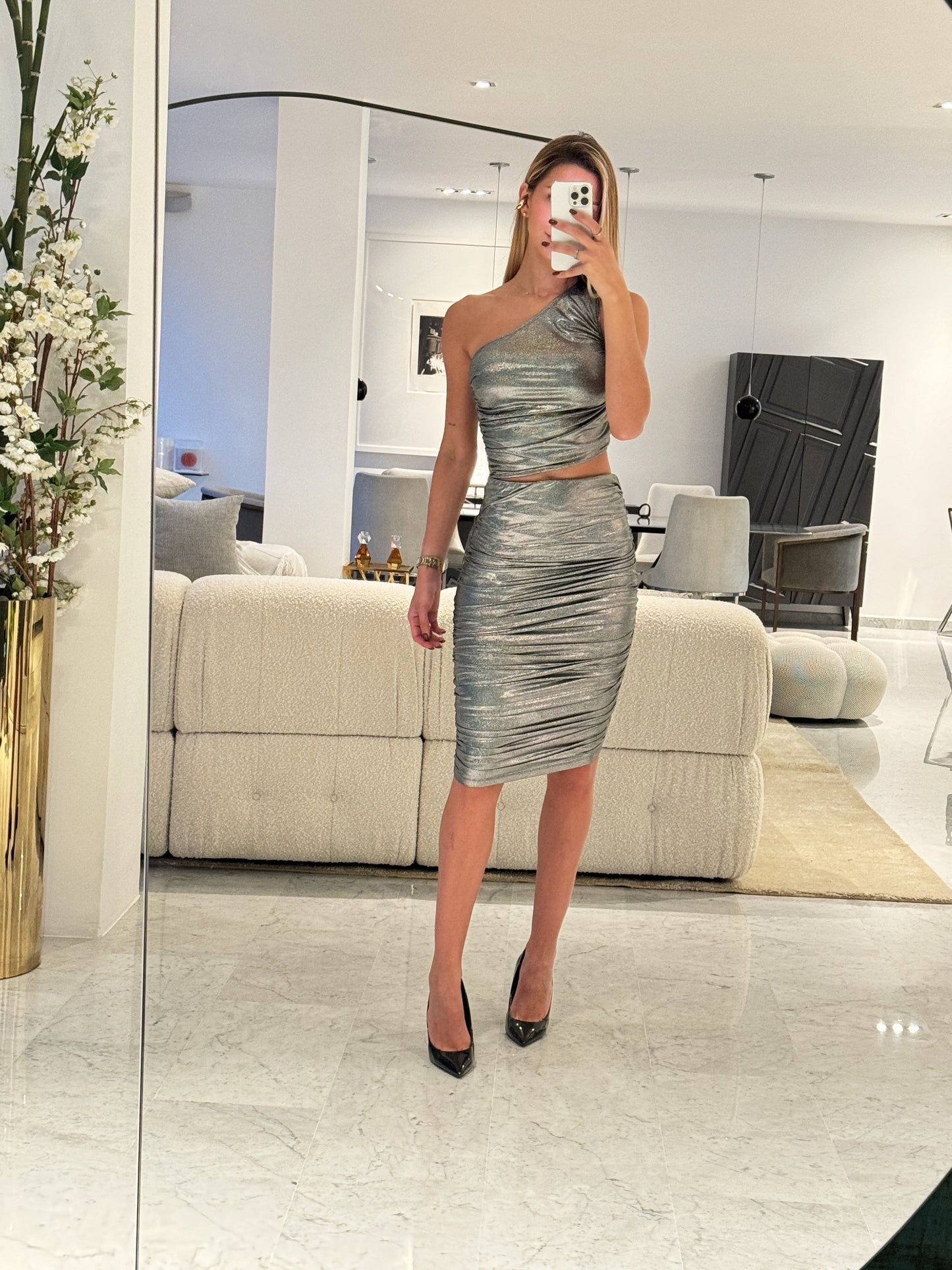 Vestido plateado con negro