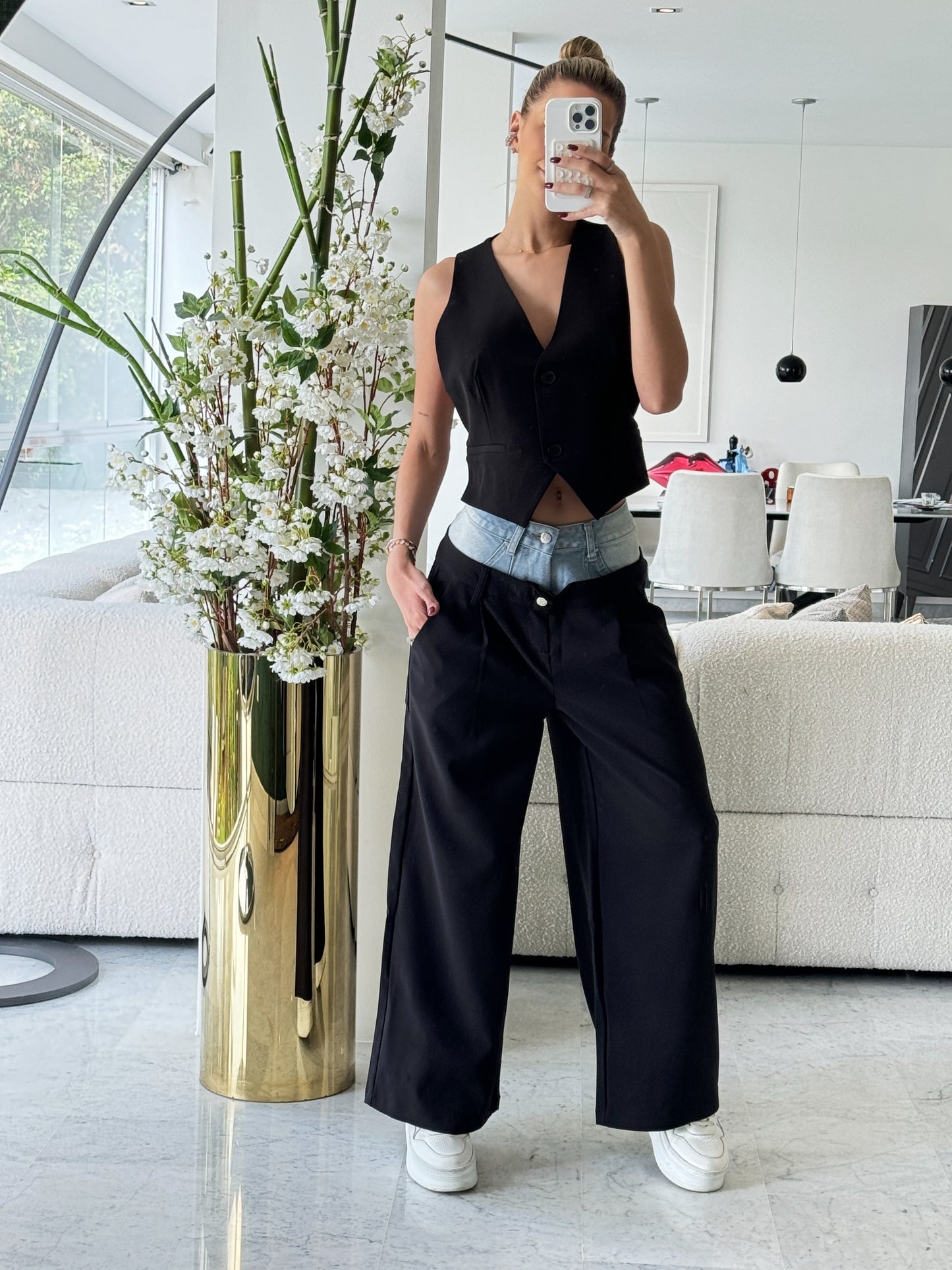 Set de pantalón negro con pretina jeans y vest negro con jeans