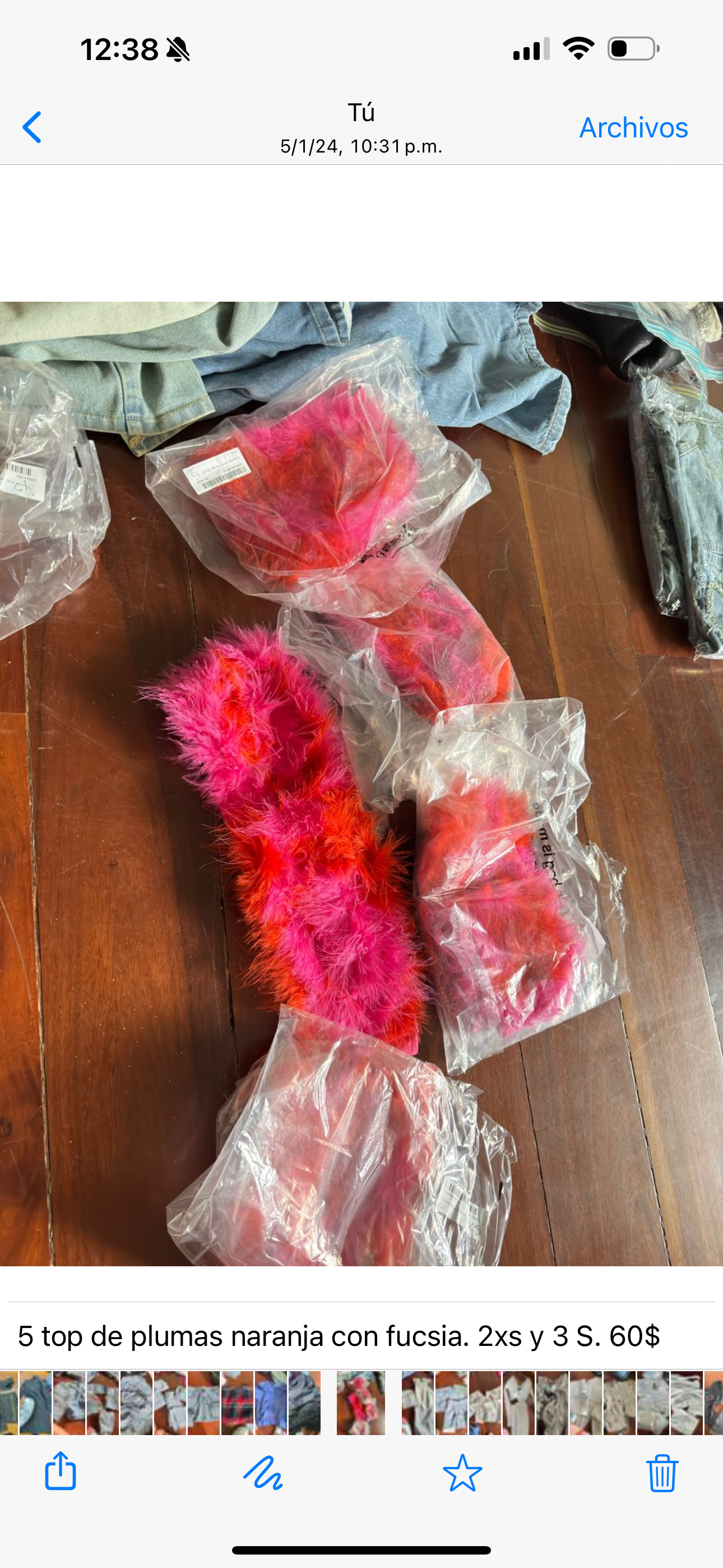 Top de plumas naranja con fucsia