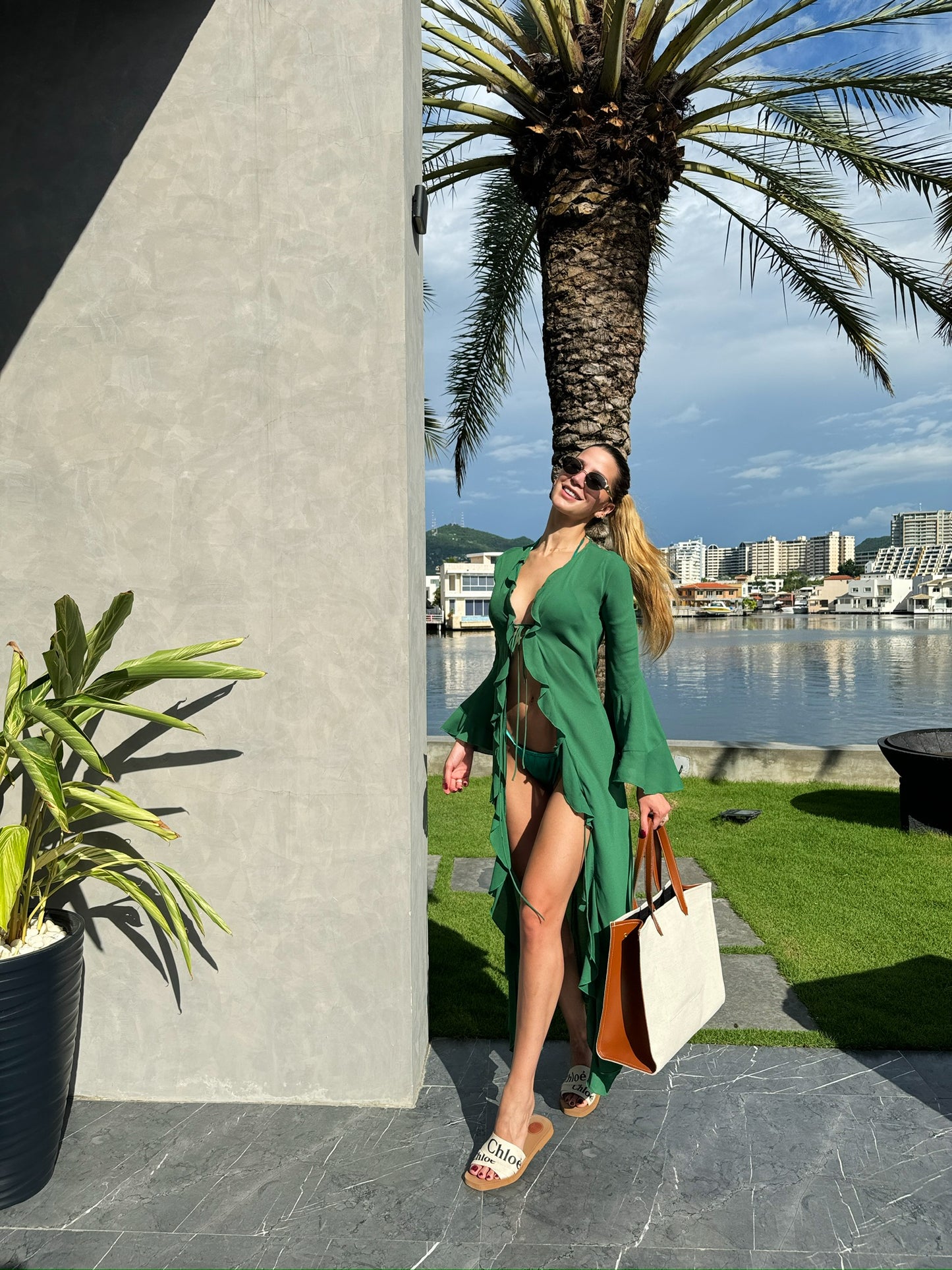 Vestido playero con volados verde y nude