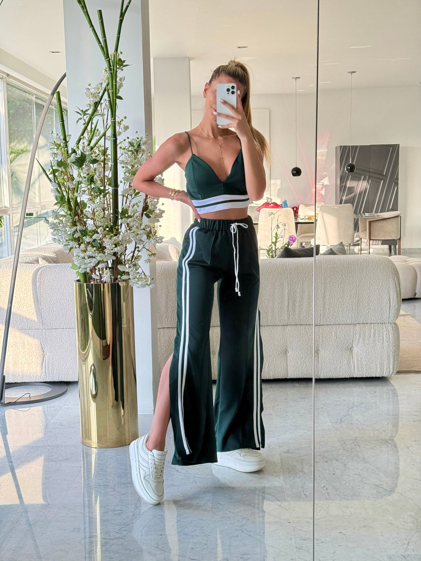 Set de top y pantalón verde con rayas blancas