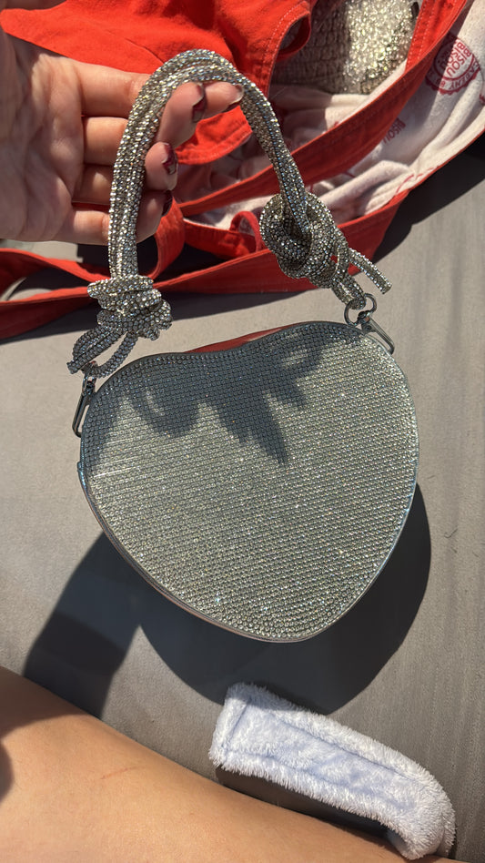 Cartera de corazón plateado brillante.