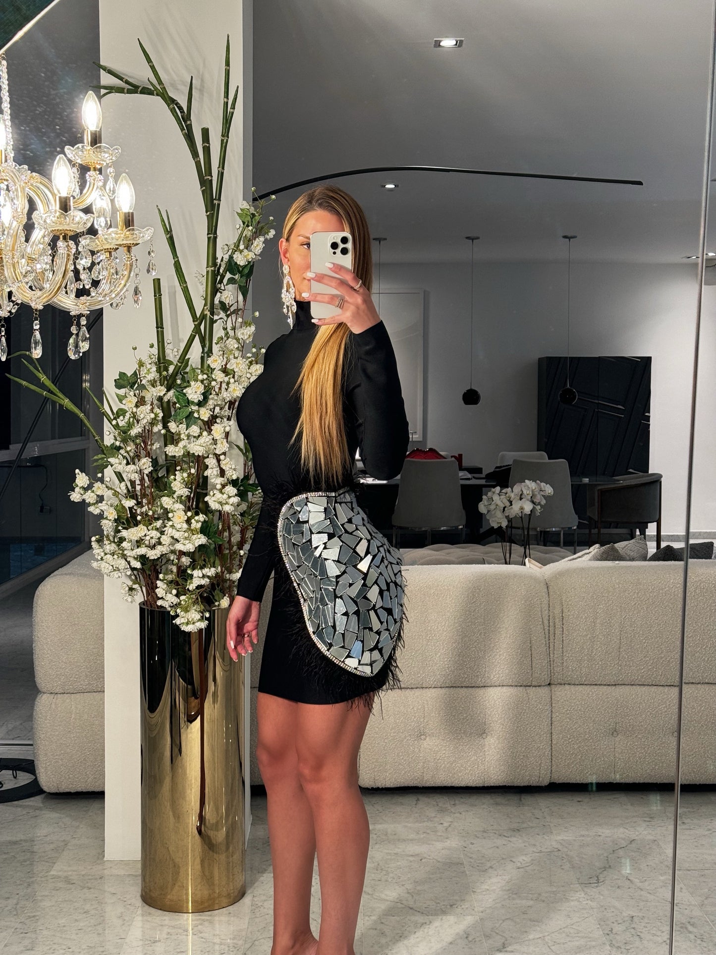 Vestido bandage negro con plumas y espejos