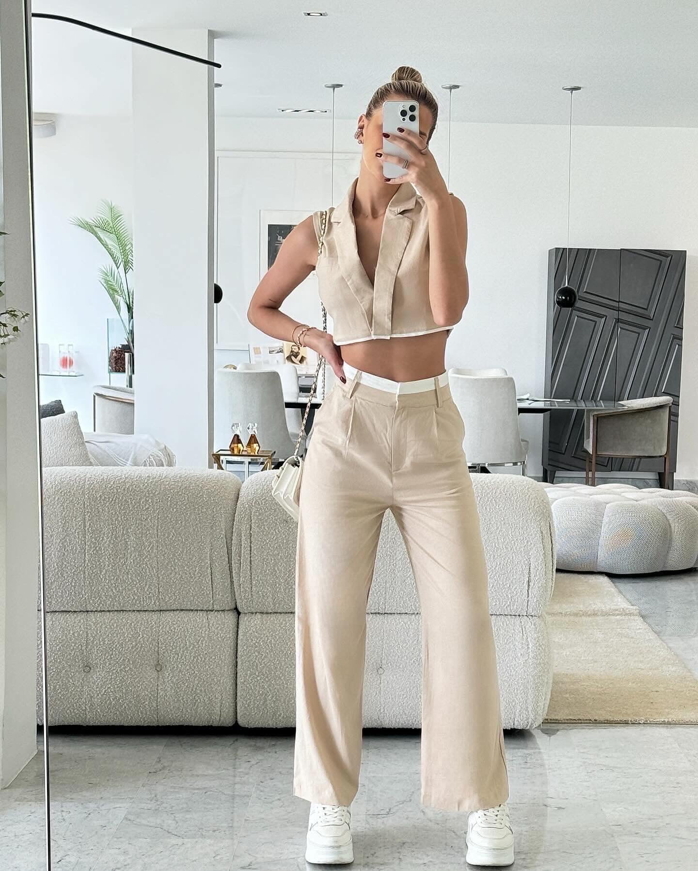 Set beige con pretina blanca