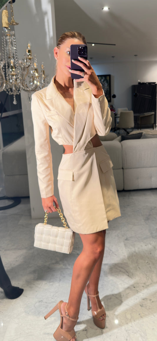 Vestido beige tipo blazer abertura