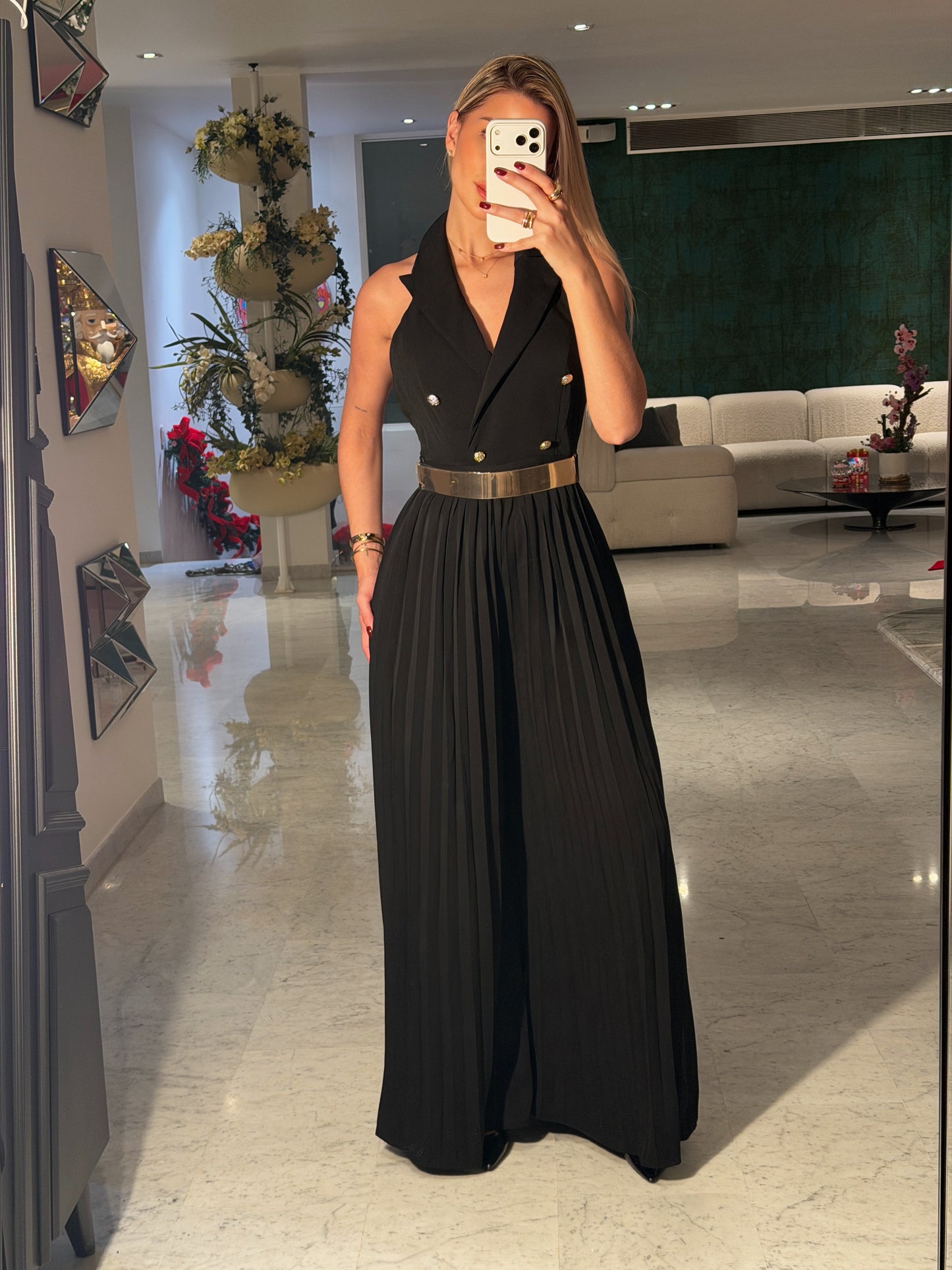 Jumpsuit negro plisado con cinturón dorado cb