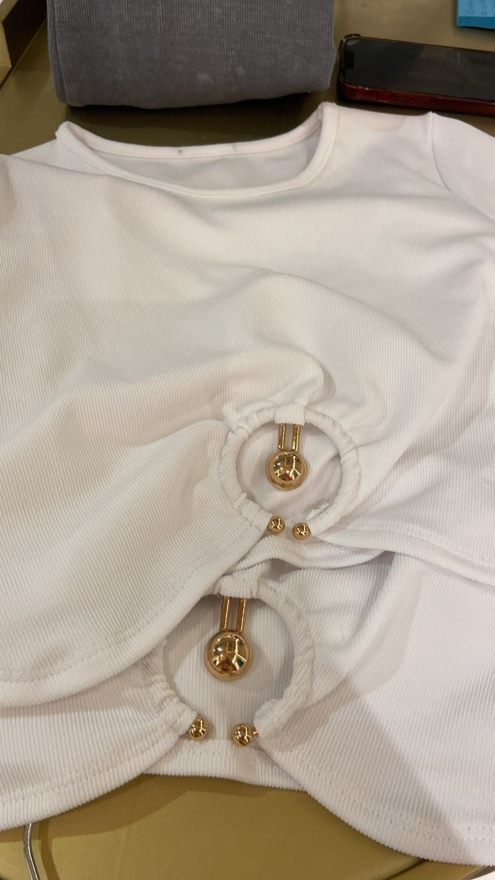 Top blanco con argolla