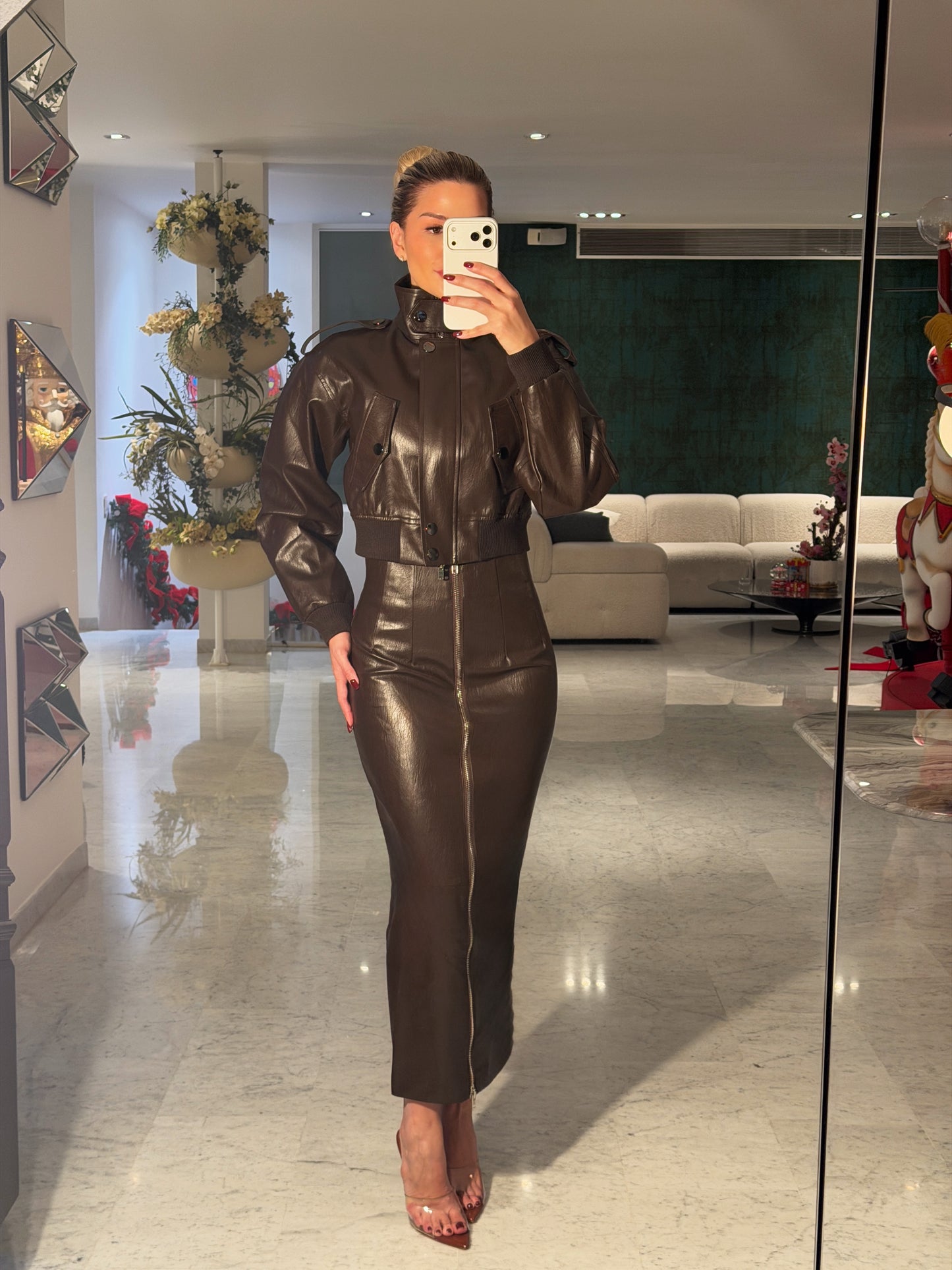 Set cuerina marrón de falda larga y chaqueta