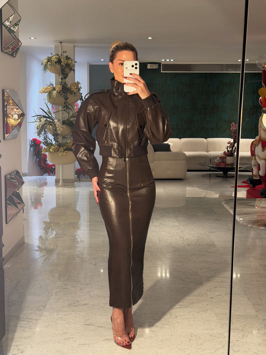 Set cuerina marrón de falda larga y chaqueta