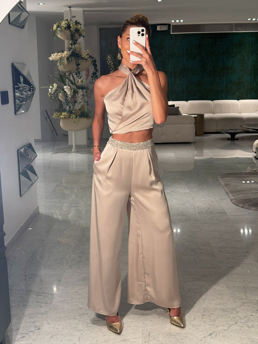 Set beige de top y Pant brillantes aakaa