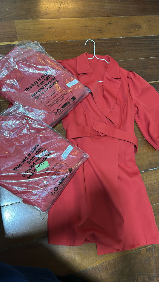 Vestido blazer con cinturón rojo