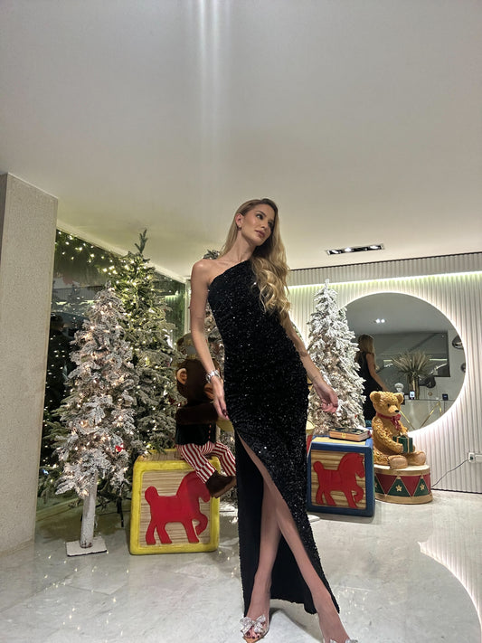 Vestido negro de lentejuelas medio hombro largo
