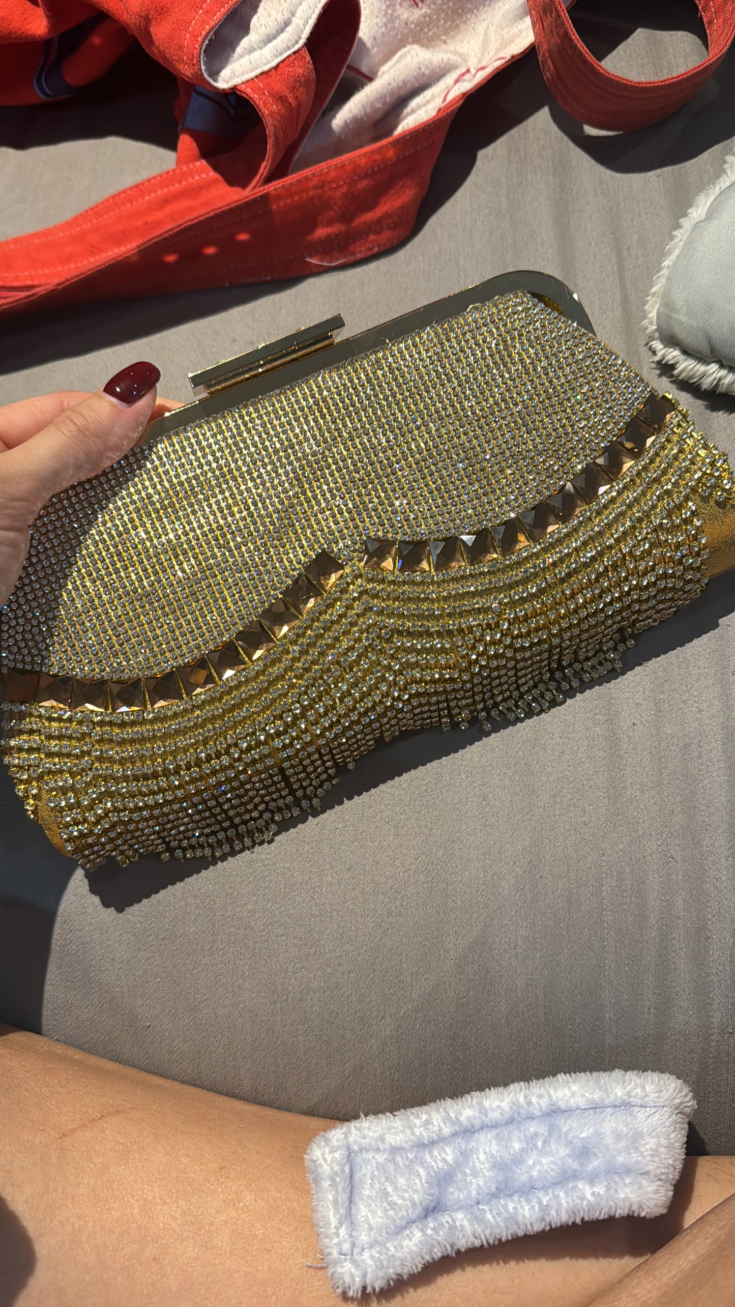 Cartera dorada con brillantes geométrica