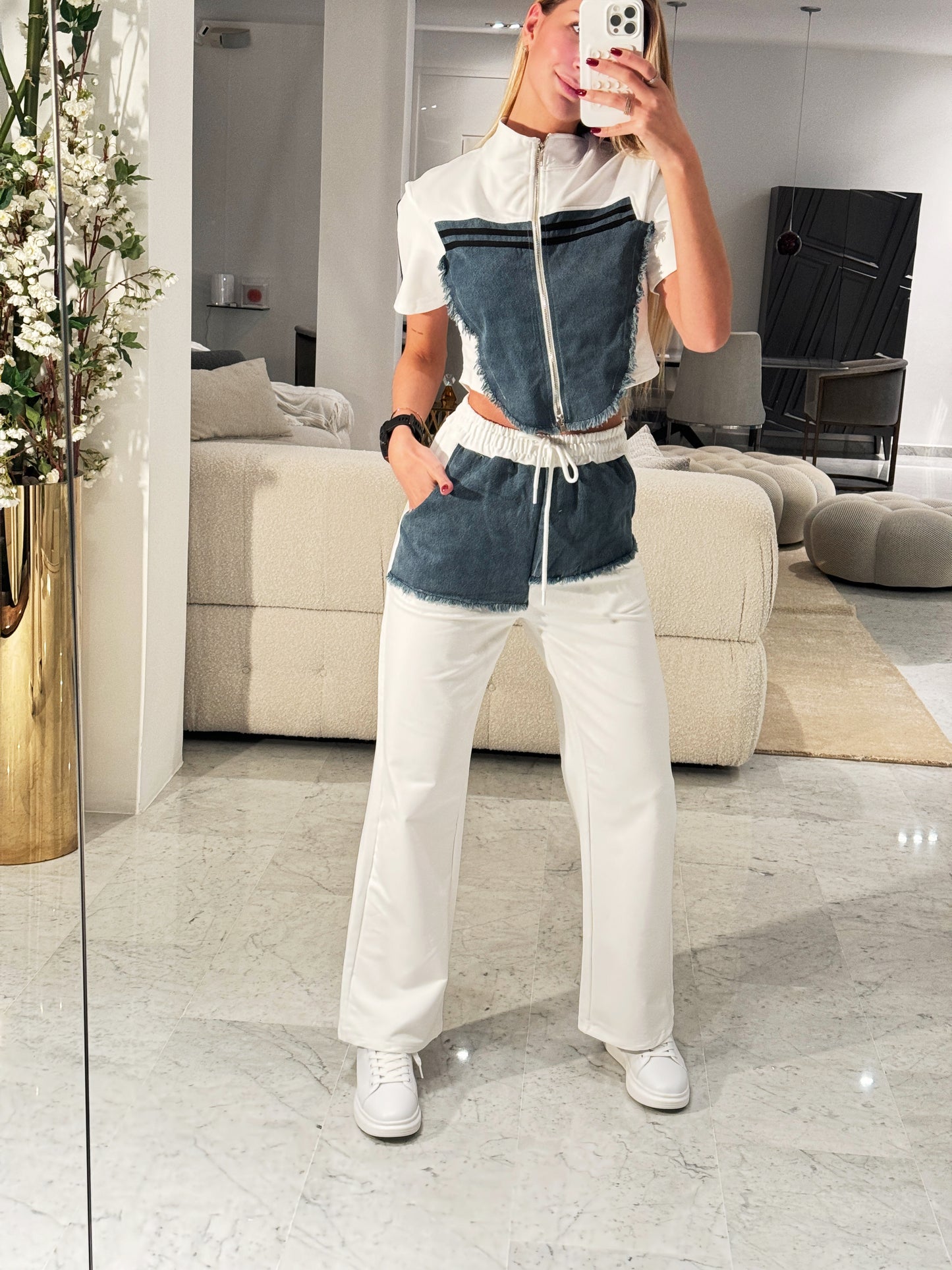 Set de pant y top blanco con jeans y rayas