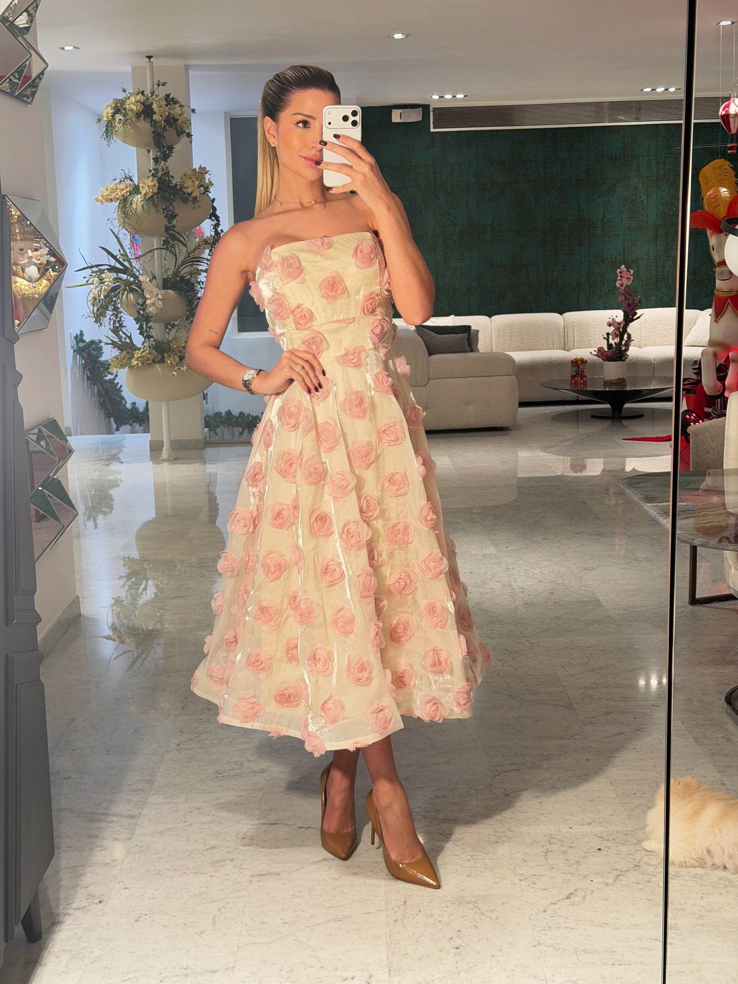Vestido strapless beige con flores 3d rosadas 1S