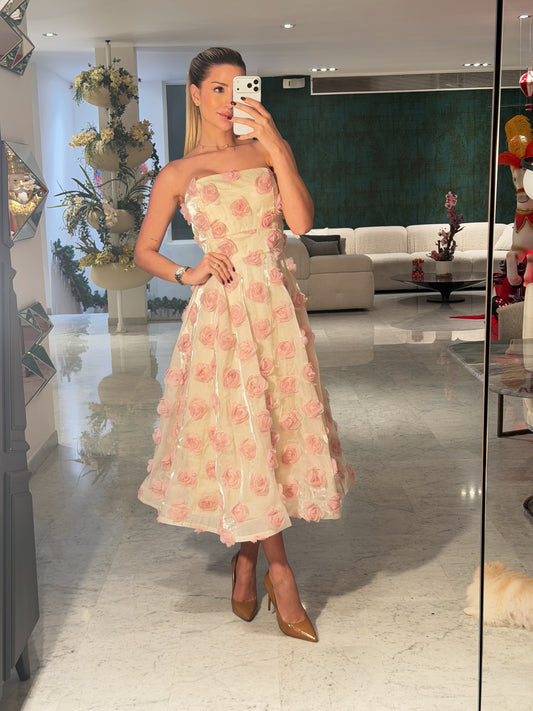 Vestido strapless beige con flores 3d rosadas 1S