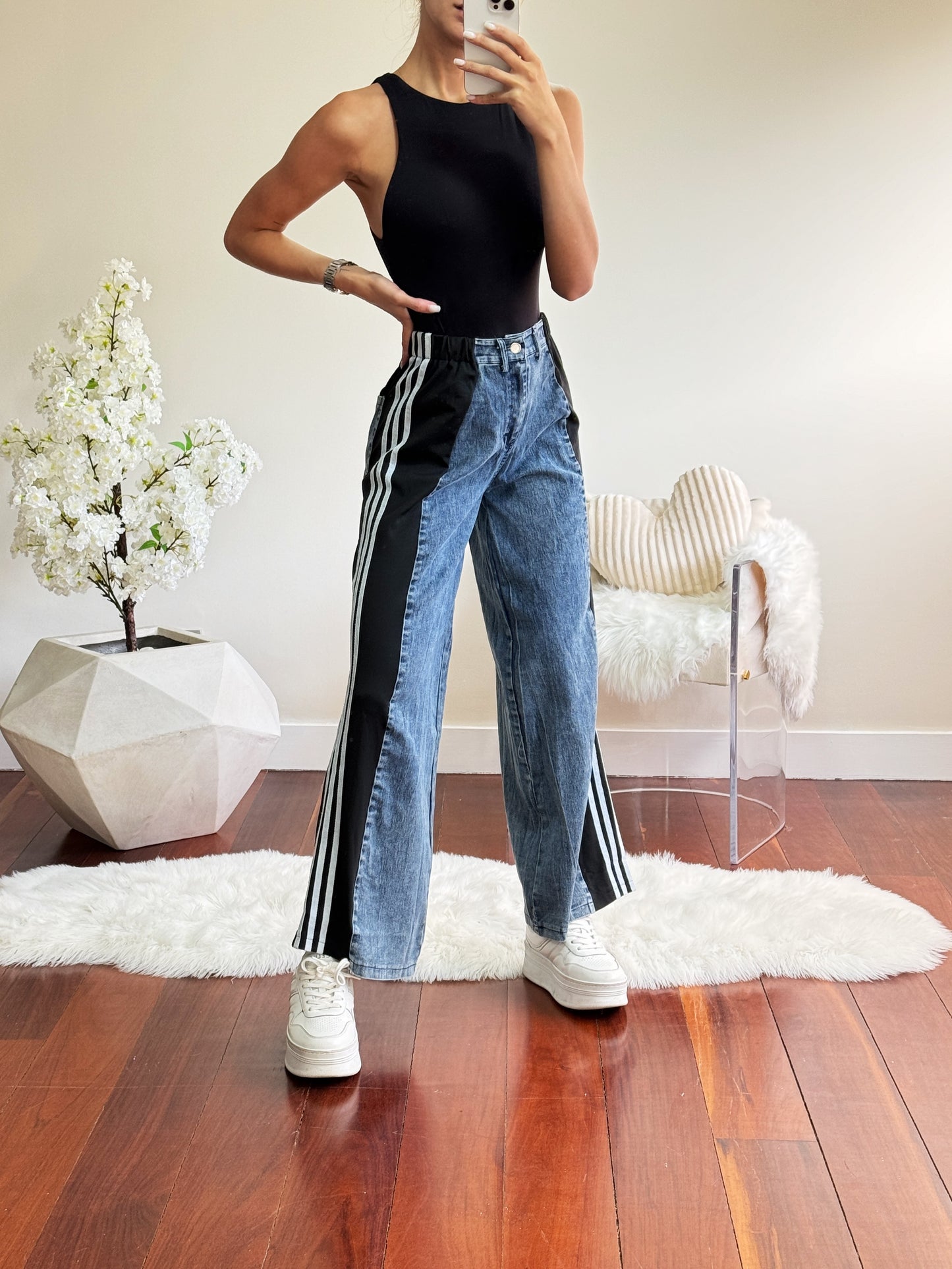 Jeans oscuro de rayas con negro