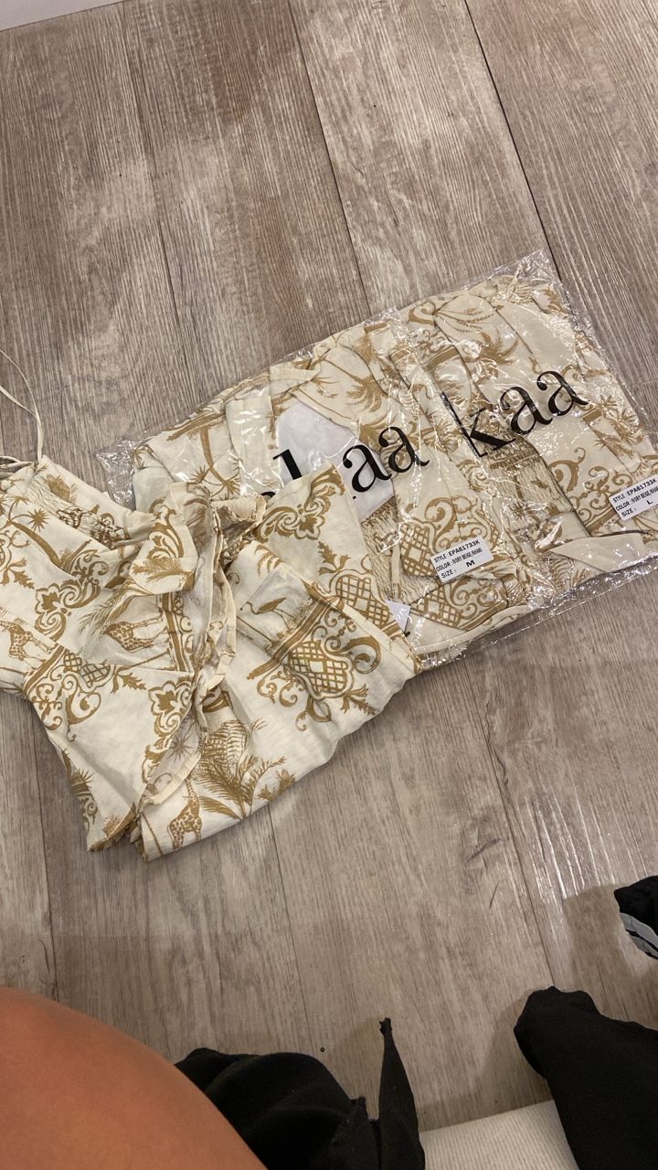 Set de short dorado con beige Aakaa
