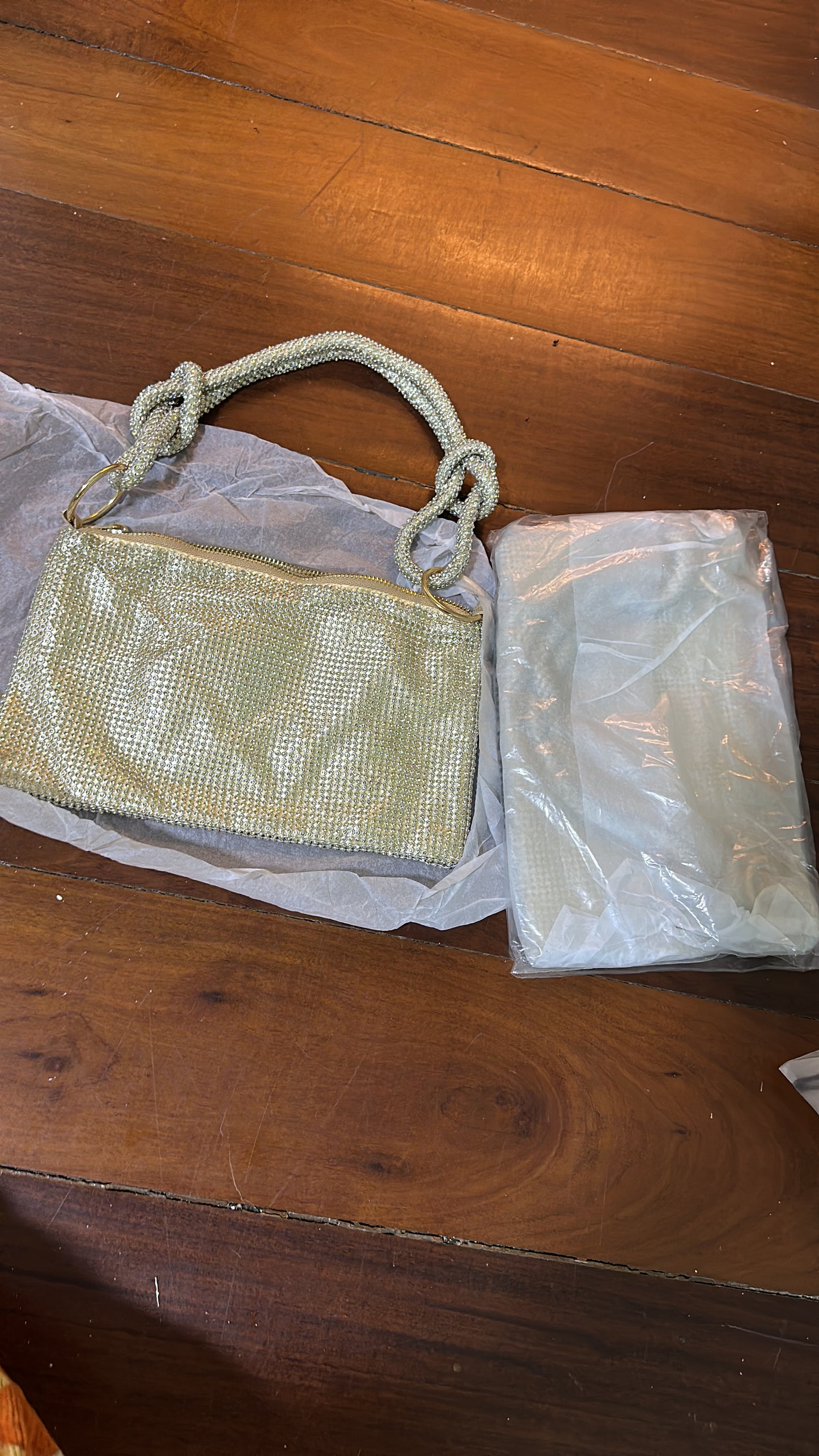 Cartera brillante dorada