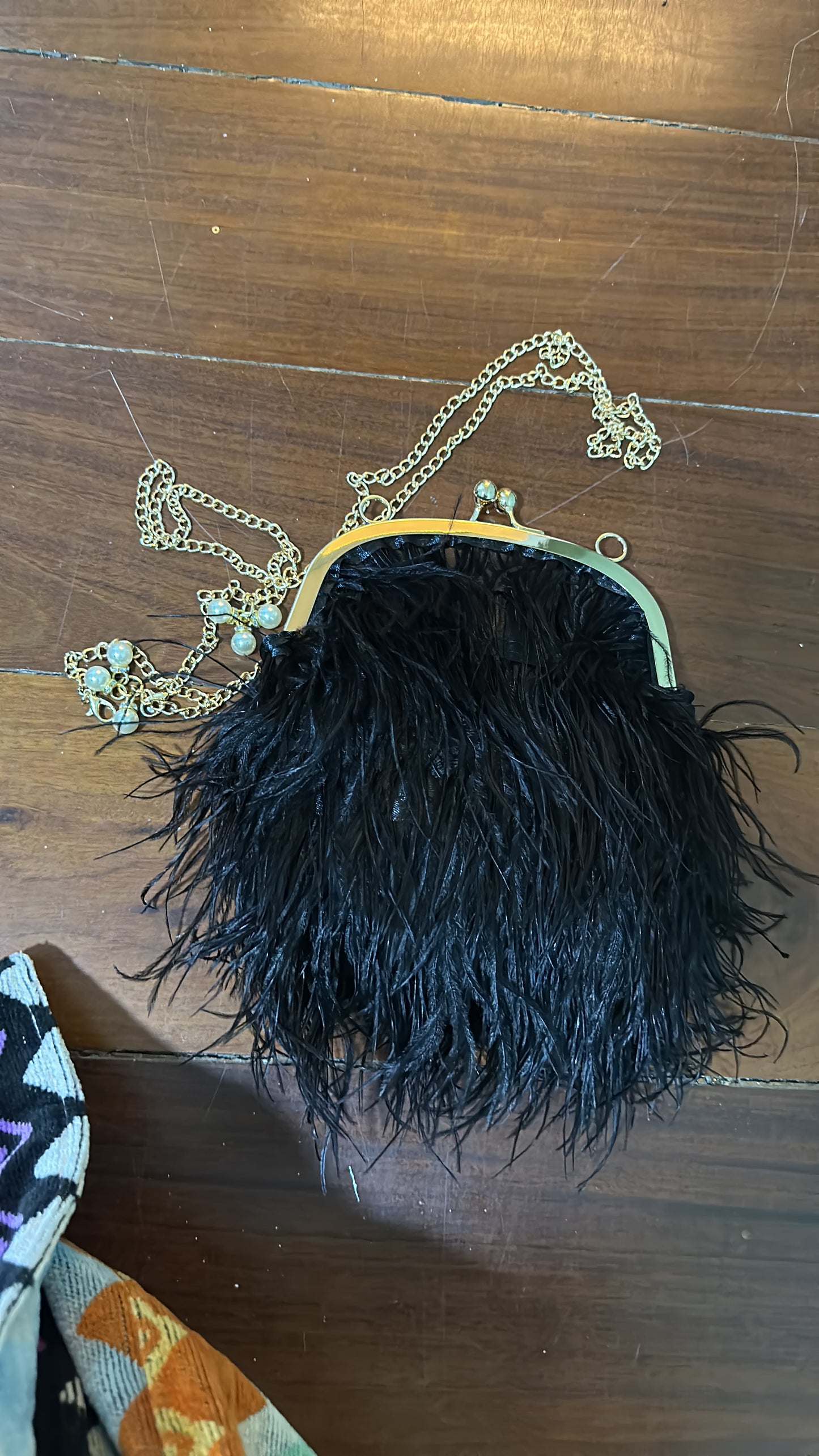 Cartera de plumas negro con dorado