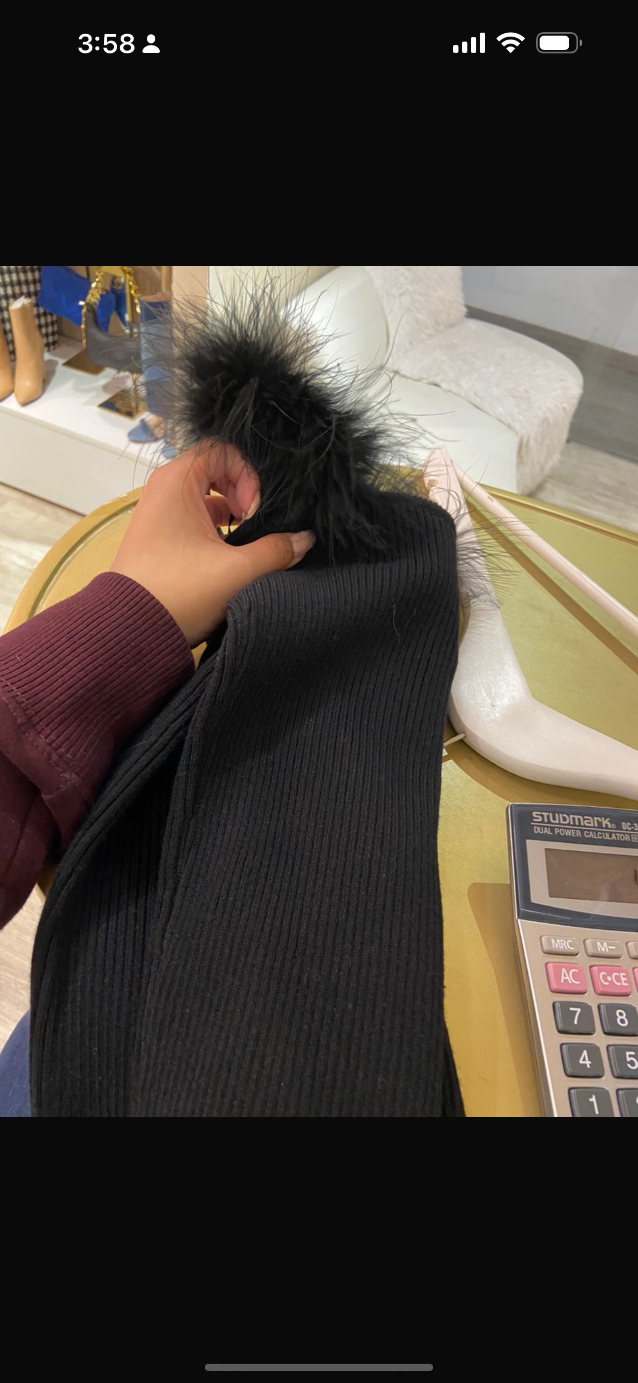 Top negro con plumas