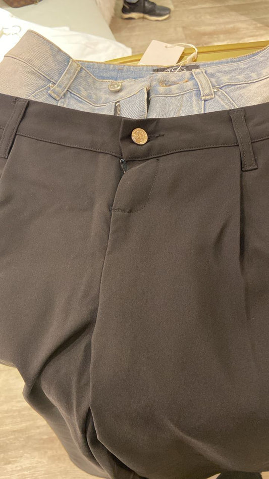 Pantalón negro con jeans