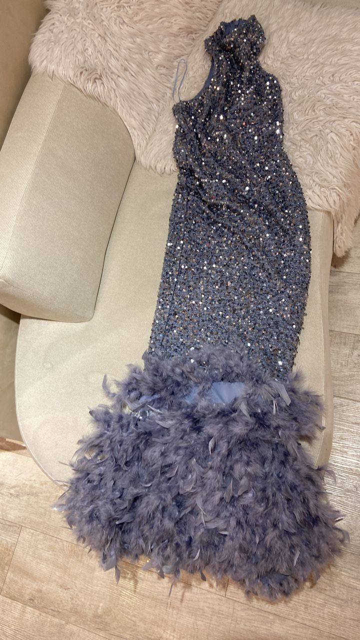 Vestido azul de lentejuelas con plumas