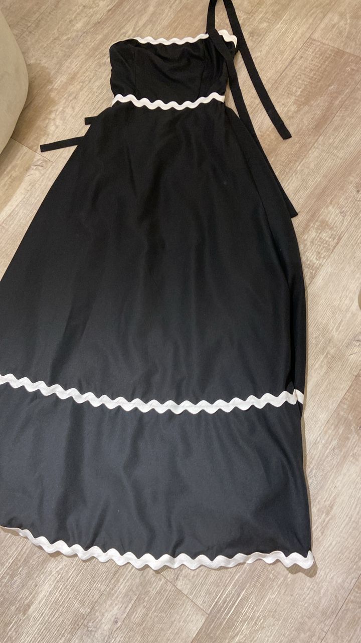 Vestido negro con líneas blancas Scb