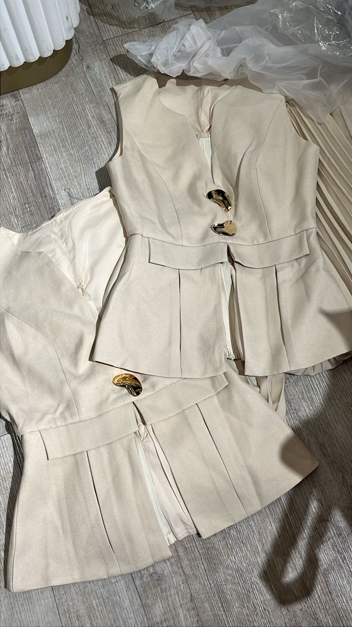 Set beige de Vest y pant plisado cb 1/1 $115