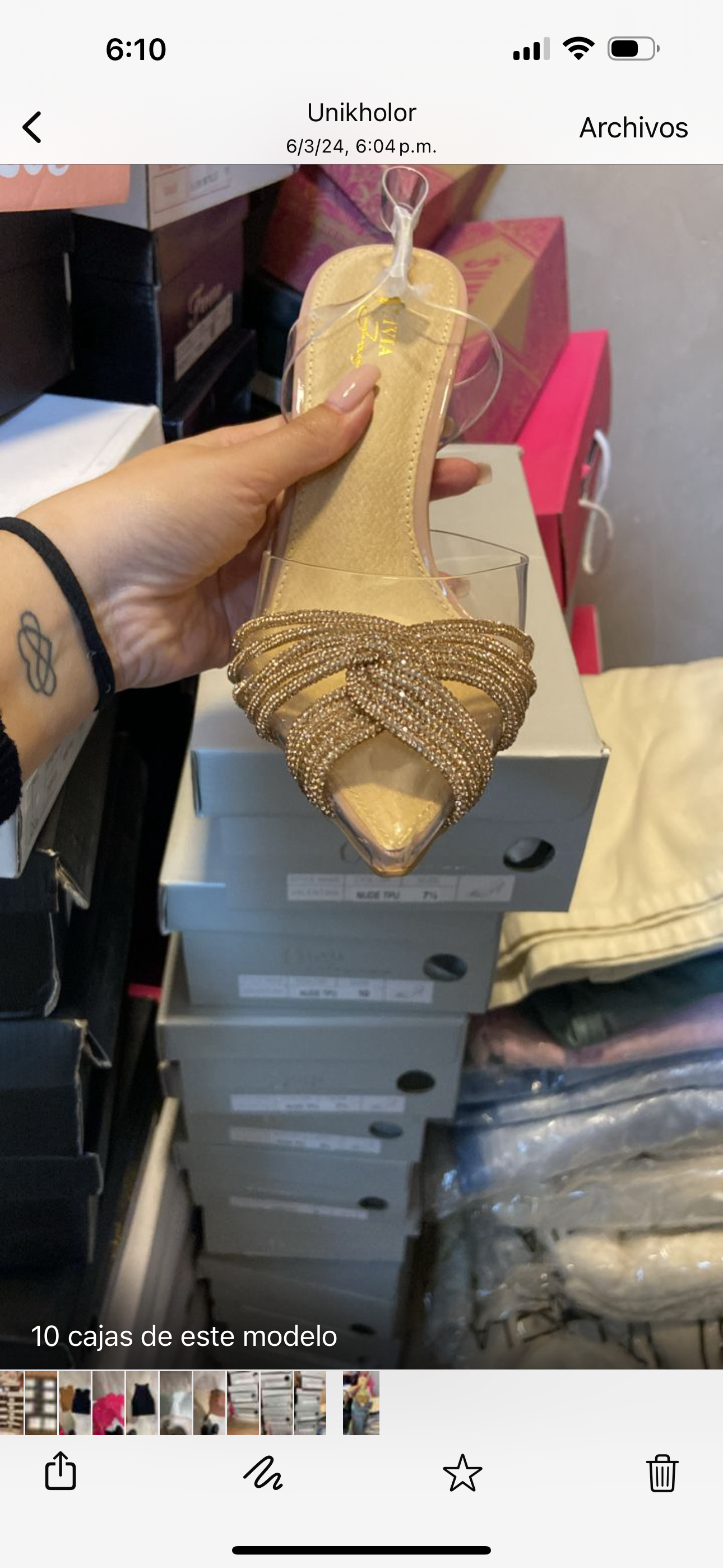 Tacones de punta brillante dorado